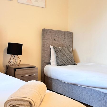 Comfort Heathrow Stay 5 Mins To The Terminal Stanwell Exteriör bild