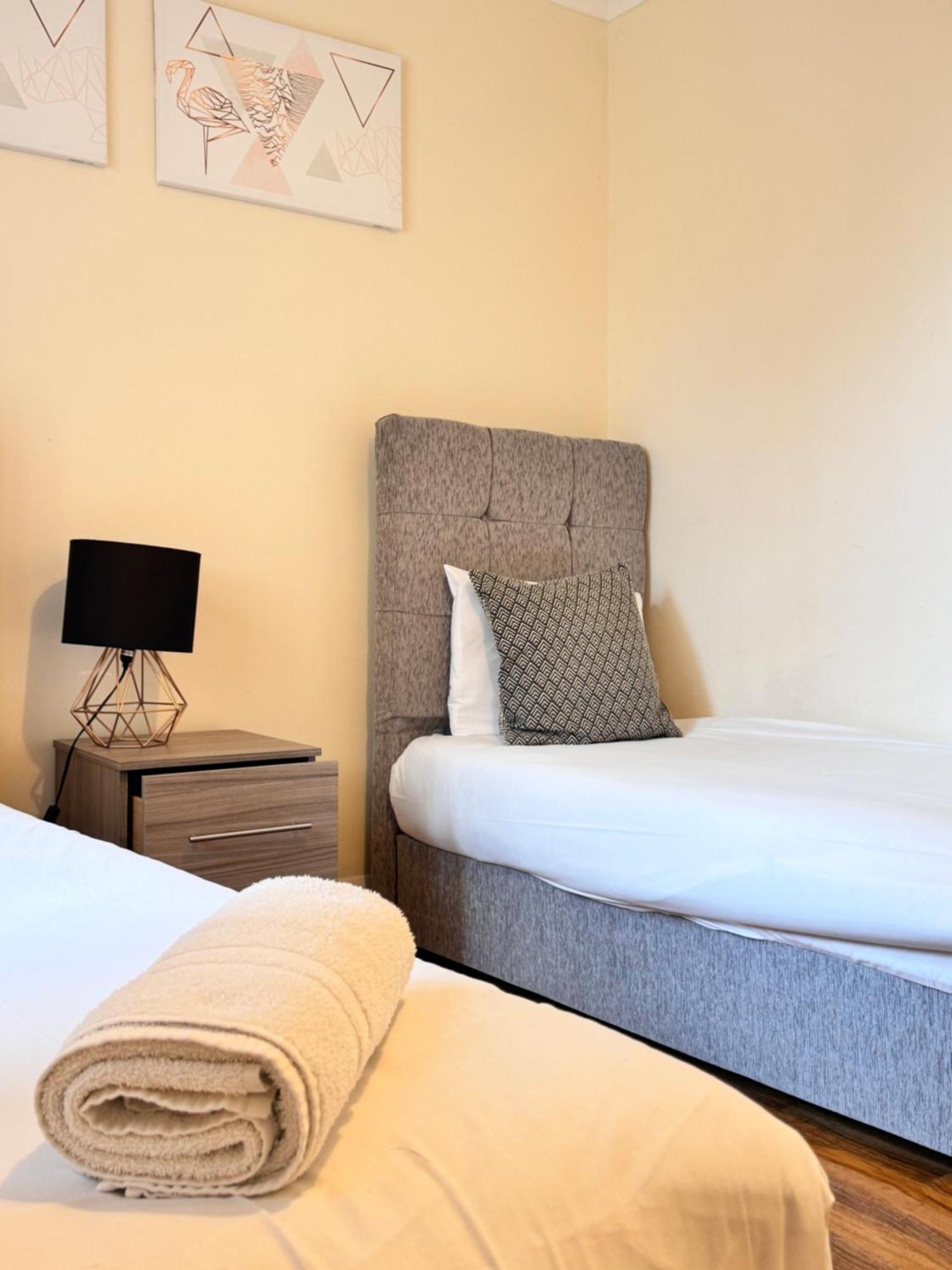 Comfort Heathrow Stay 5 Mins To The Terminal Stanwell Exteriör bild