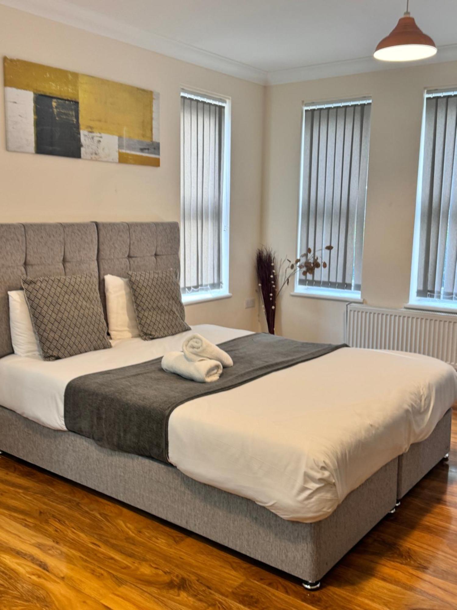 Comfort Heathrow Stay 5 Mins To The Terminal Stanwell Exteriör bild