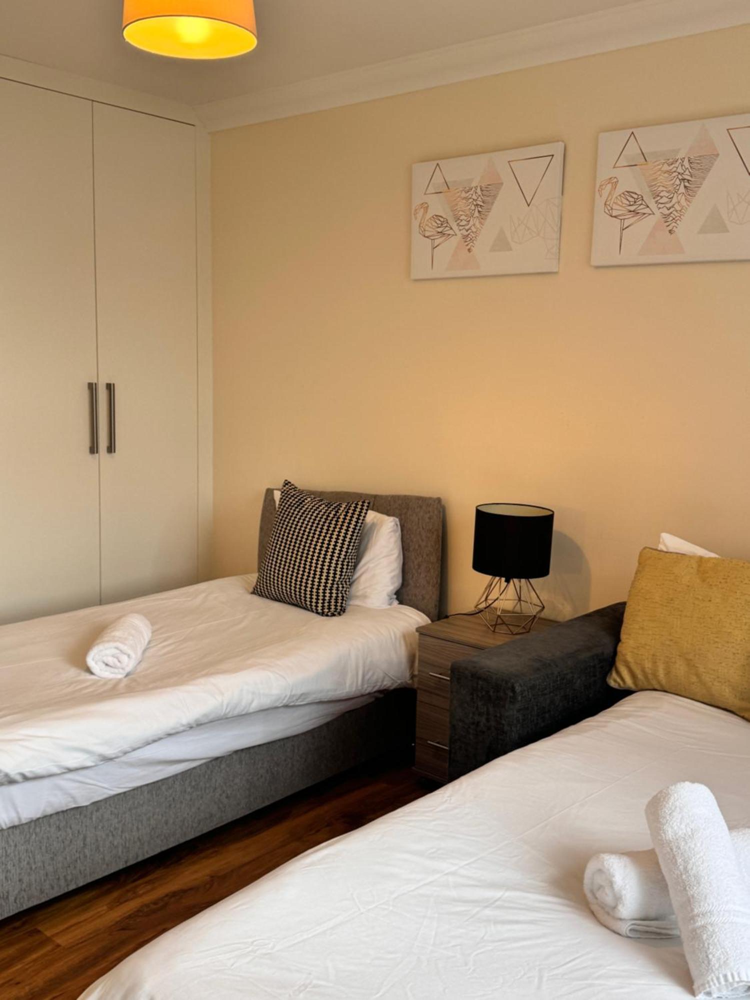 Comfort Heathrow Stay 5 Mins To The Terminal Stanwell Exteriör bild